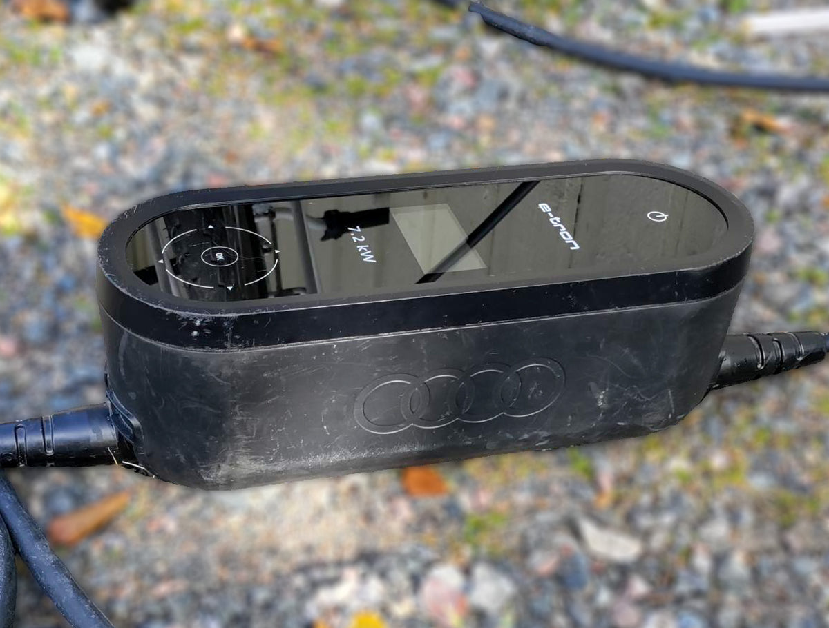 Audi e-tron kannettava AC-latauslaite irrallaan