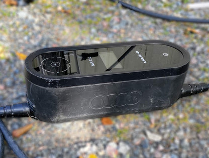 Audi e-tron kannettava AC-latauslaite irrallaan
