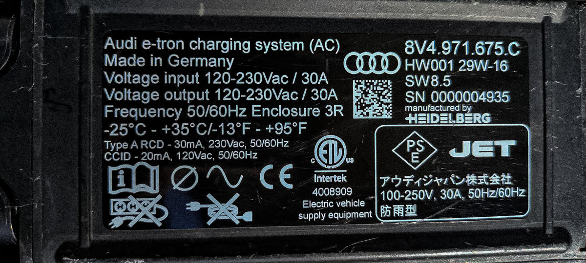 Audi e-tron latauslaitteen tyyppikilpi, osanumero 8V4.971.675.C