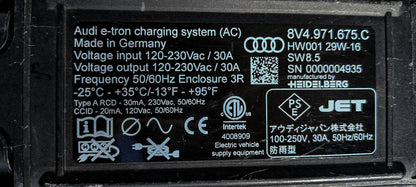 Audi e-tron latauslaitteen tyyppikilpi, osanumero 8V4.971.675.C