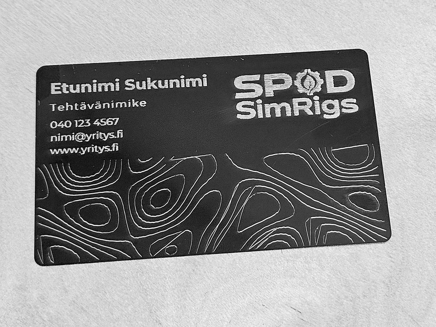 Laserkaiverrettu käyntikortti mustasta anodisoidusta alumiinista, korkeuskäyräkuvio ja yrityksen logo