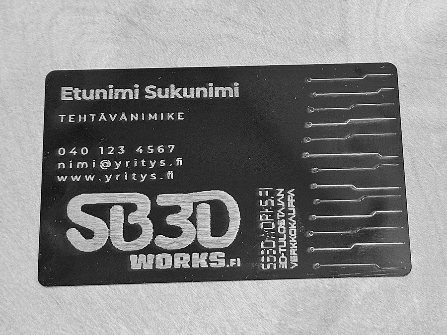 Laserkaiverrettu käyntikortti, jossa SB3DWorksin logo ja piirilevykuvio