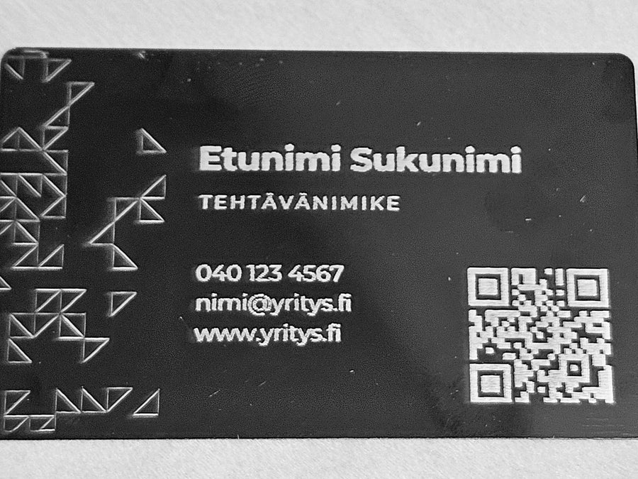 Laserkaiverrettu käyntikortti, jossa QR-koodi ja kolmiokuvio