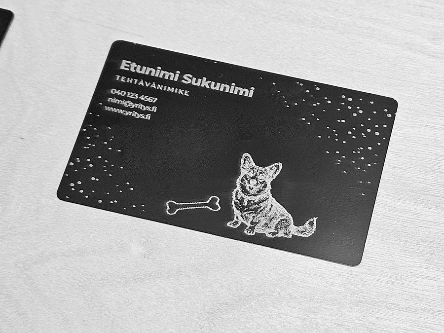Laserkaiverrettu käyntikortti, jossa koirasta kaiverrettu valokuva